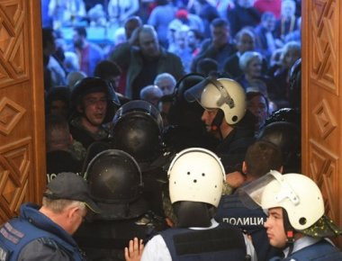 Πρωτοφανείς εικόνες: To βίντεο από την εισβολή διαδηλωτών στη Βουλή των Σκοπίων!